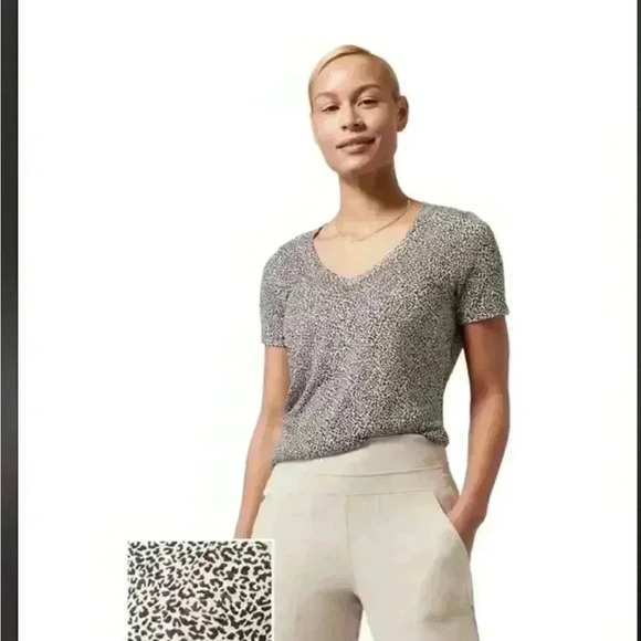 ATHLETA Breezy Scoop V-Neck Tee Micro Cheetah Magnolia Womens Size Large - Picture 1 of 5